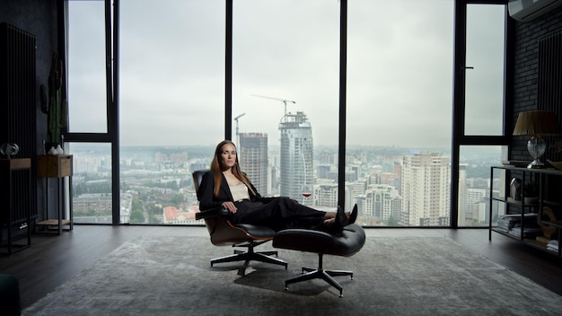 mujer de negocios, sentado, en, silla, en, oficina, empresario, relajante, en, silla de la oficina