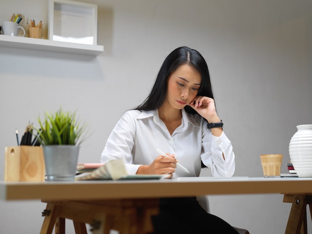 Mujer de negocios, sentar escritorio de oficina