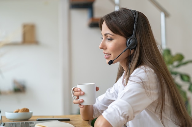 Mujer de negocios, sentar mesa