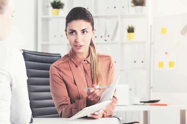 Mujer de negocios seria con un cuaderno