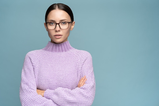 Mujer de negocios seria segura de sí misma en gafas de desgaste de suéter