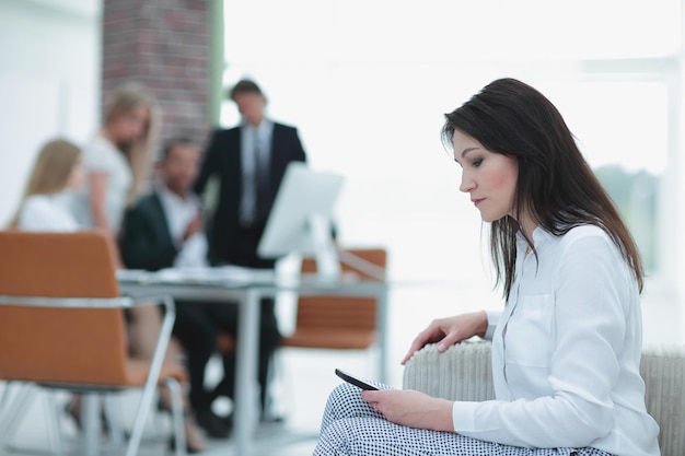 Mujer de negocios seria sentada en su oficina