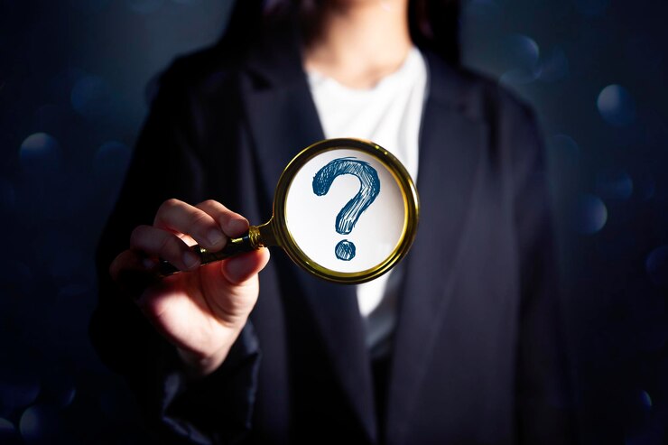 Foto mujer de negocios con un signo de pregunta