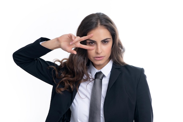 Foto mujer de negocios con signo de victoria feliz empresaria divertida positiva mostrar victoria vsign gesto aislado sobre fondo blanco retrato de estudio retrato de atractivo estudiante loco divertido