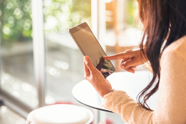 Mujer de negocios con smartphone, compras en línea, llamadas, mensajes de texto estilo de vida de tecnología de internet