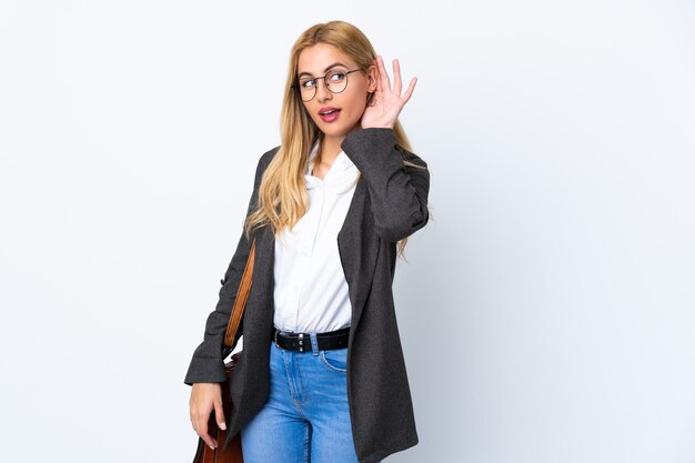 Mujer de negocios sobre blanco aislado escuchando algo