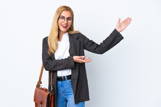 Mujer de negocios sobre blanco aislado extendiendo las manos al lado para invitar a venir