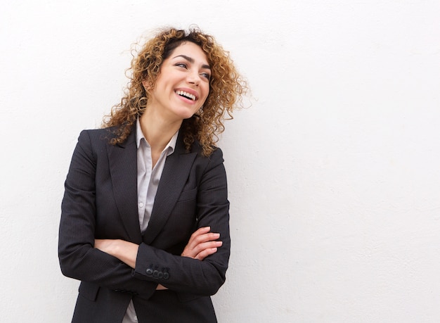 Mujer de negocios sonriendo sobre fondo blanco mirando copia espacio