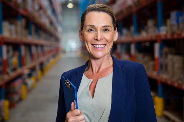 Mujer de negocios sonriendo con su portapapeles