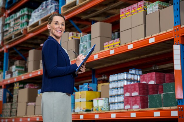 Foto mujer de negocios está sonriendo durante su trabajo