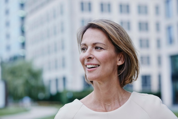 Mujer de negocios sonriente al aire libre