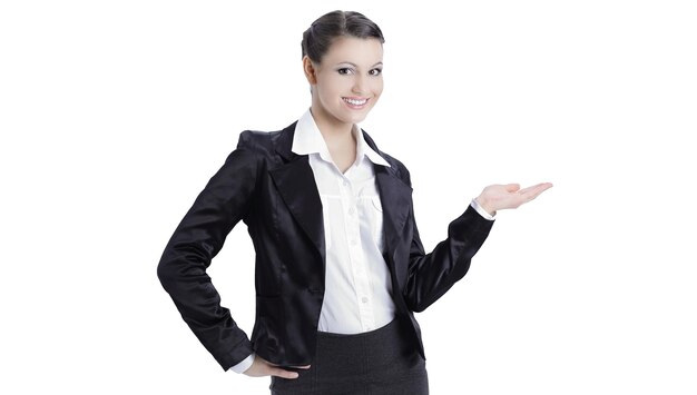 Mujer de negocios sonriente apuntando al espacio de copia