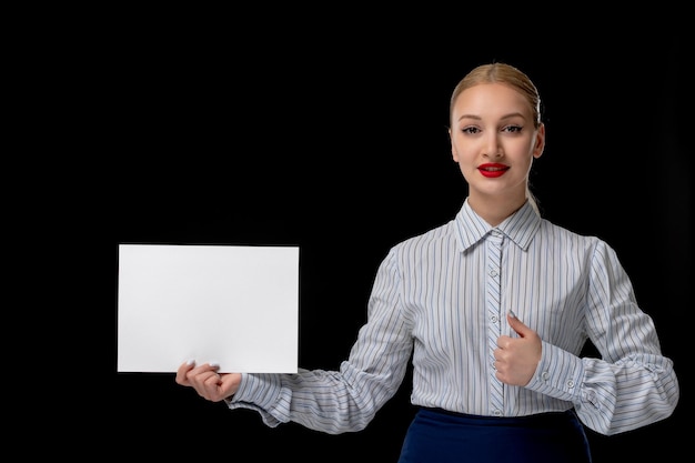 Mujer de negocios sonriente y chica elegante sosteniendo una hoja de papel con lápiz labial rojo en traje de oficina