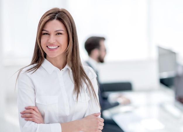 Mujer de negocios sonriente en el fondo de la foto del lugar de trabajo con espacio de copia