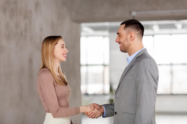mujer de negocios sonriente y hombre de negocios en la oficina