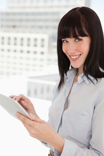 Una mujer de negocios sonriente en su oficina