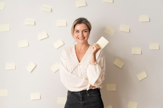 Mujer de negocios sonriente de tiro medio