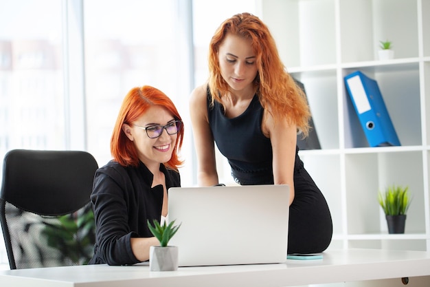 Mujer de negocios sonriente trabajando juntos en documentos contractuales