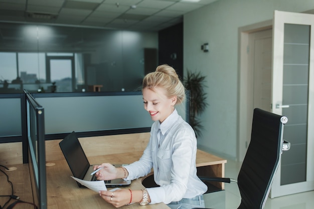 Mujer de negocios sonriente