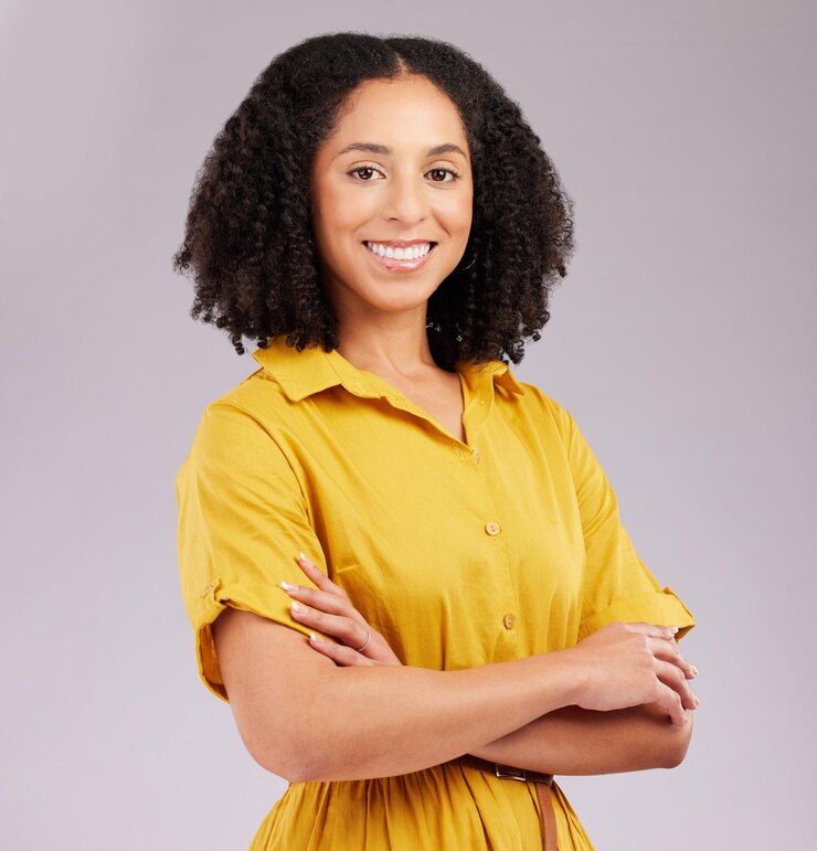 Foto mujer de negocios con una sonrisa en los brazos cruzados y el éxito profesional con una mentalidad positiva en el fondo del estudio feliz mujer profesional corporativa y empoderamiento con orgullo y confianza