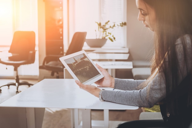 Foto mujer de negocios sostenga una tableta en las manos.