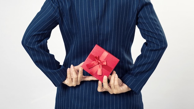 Foto mujer de negocios sosteniendo una caja de regalo detrás de ella