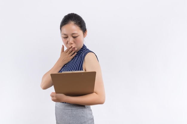 Mujer de negocios sosteniendo informes y mirando a la cámara Copiar espacio