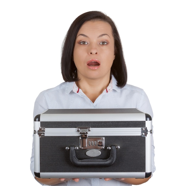 Mujer de negocios sosteniendo un maletín de aluminio con cerradura de combinación sobre un fondo blanco.