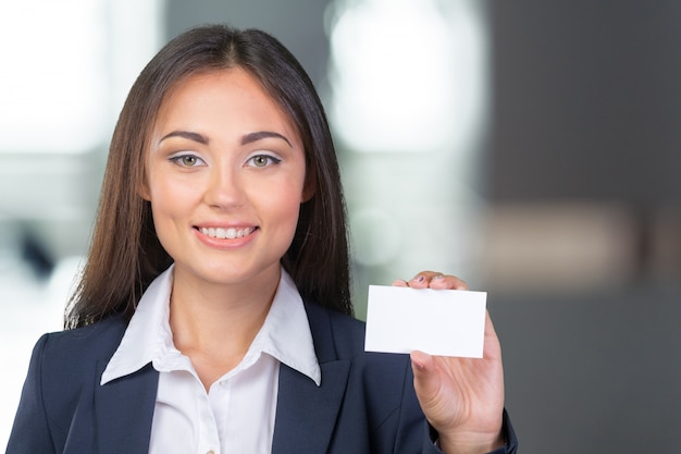 Mujer de negocios sosteniendo una pancarta