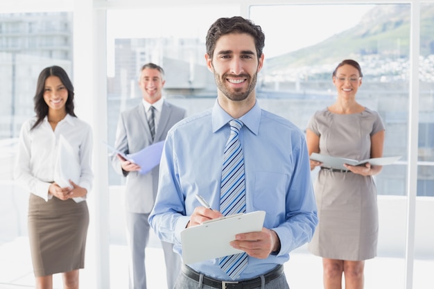 Mujer de negocios sosteniendo un portapapeles