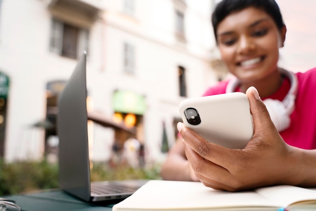 Mujer de negocios sosteniendo un teléfono móvil, trabajando en línea, buscando en el sitio web. Compras femeninas en línea