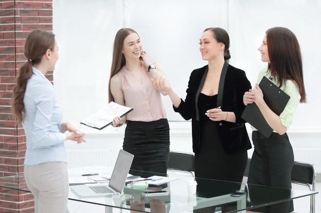 Mujer de negocios y su equipo de pie en una oficina moderna