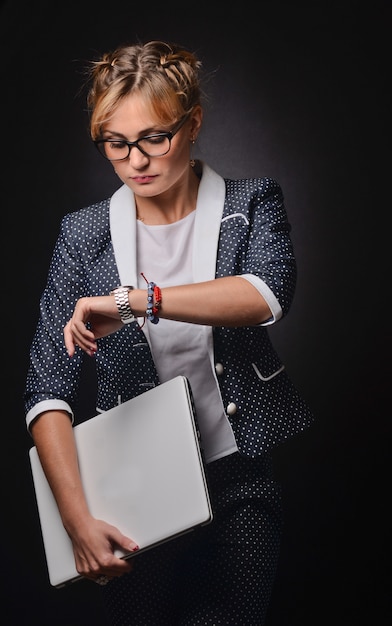 Mujer de negocios en superficie negra