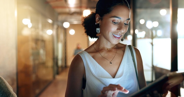 Mujer de negocios tableta o caminando en la oficina de coworking por la noche con visión de plazo ideas de marketing digital o gestión de horarios de publicidad Sonríe feliz o diseñador creativo trabajando hasta tarde en la tecnología