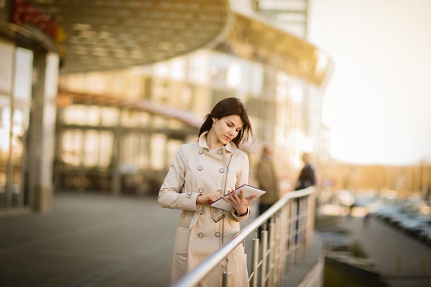 mujer de negocios con tableta