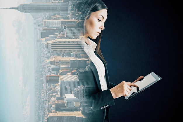 Mujer de negocios con una tableta