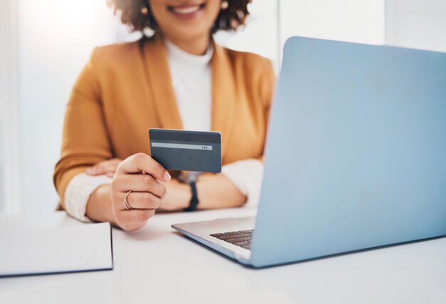 Mujer de negocios con tarjeta de crédito y computadora portátil para compras en línea de comercio electrónico o pago con fintech Manos de empresario para banca financiera y billetera digital o transacción en sitio web de maqueta