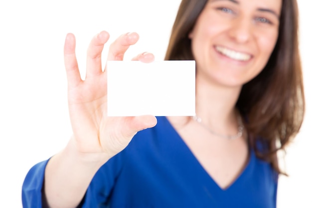 Foto mujer de negocios con tarjeta de muestra vacía en blanco blanco claro en la mano