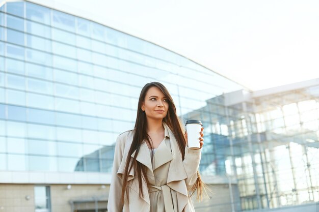 Mujer de negocios, con, un, taza de café