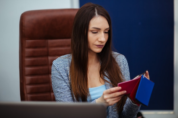 Mujer de negocios con tela, concepto de negocio