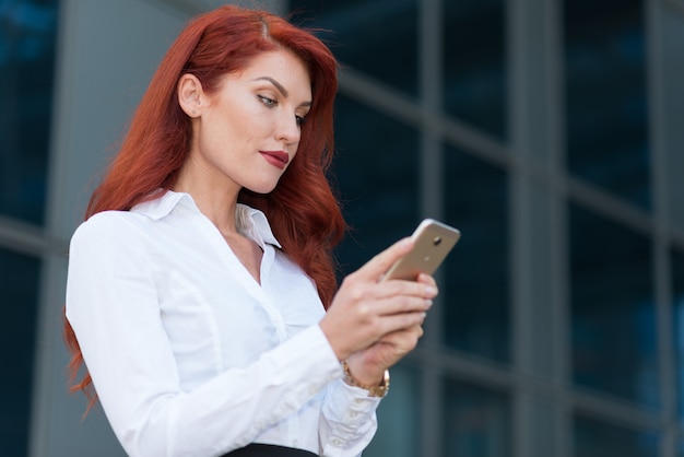 Mujer de negocios, teléfono celular