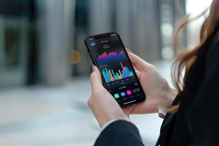Foto mujer de negocios con un teléfono inteligente mostrando aplicaciones financieras