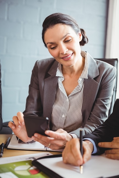 mujer de negocios mediante teléfono móvil