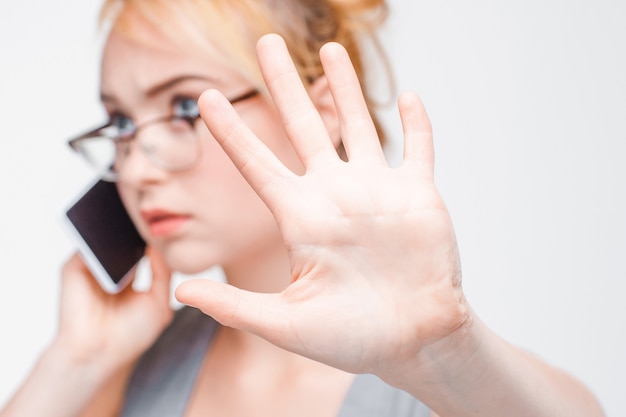 Mujer de negocios teléfono ocupado esperar cinco minutos gesto Palm concepto de espacio libre