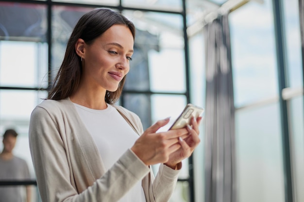 Mujer de negocios con teléfono en una oficina moderna