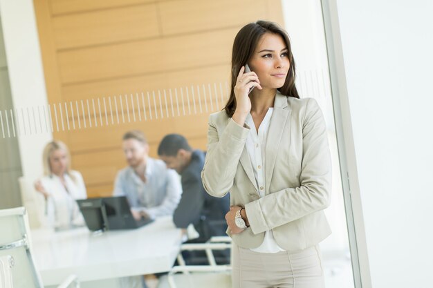 Mujer de negocios, en el teléfono