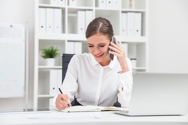 Mujer de negocios en el teléfono