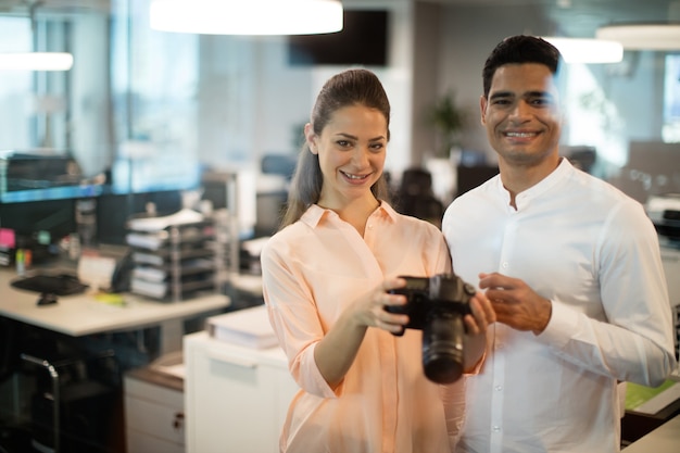 mujer de negocios, tenencia, cámara, con, colega