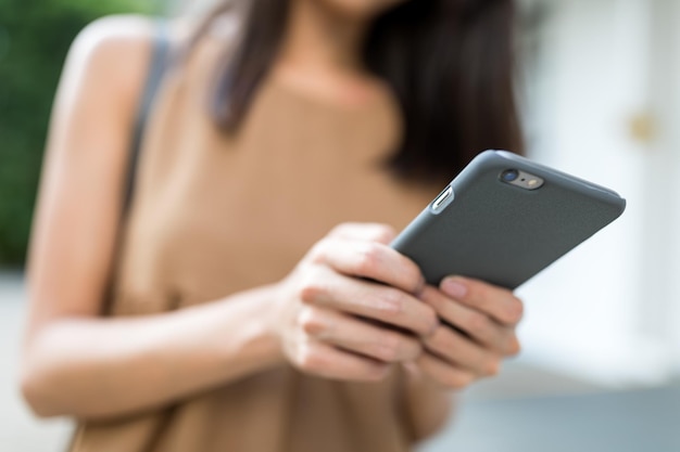 mujer de negocios, tenencia, teléfono celular