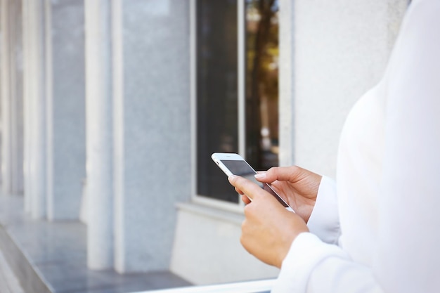 mujer de negocios, tenencia, teléfono móvil, primer plano